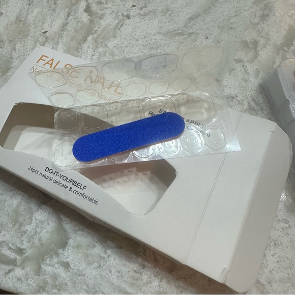 24 Piece Nude White Floral Press On Nails NWT Almond Medium Length - Picture 6 of 10